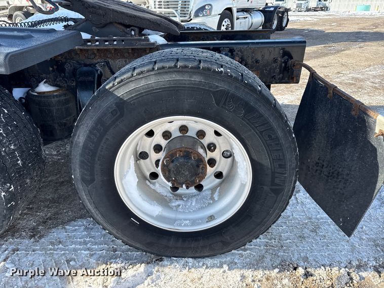 image for item LH9437 2015 Freightliner Cascadia 125 semi truck