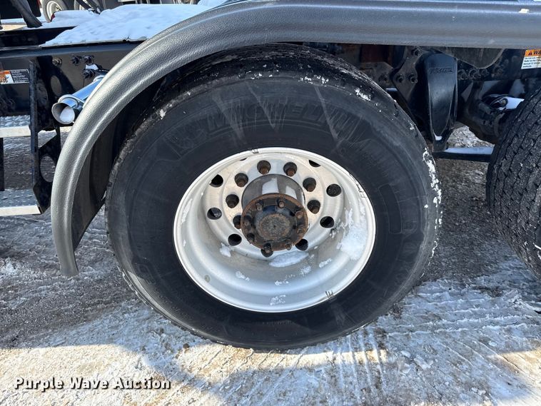 image for item LH9437 2015 Freightliner Cascadia 125 semi truck