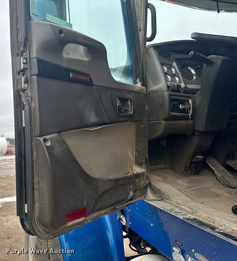 image for item OE9503 1982 Kenworth W900 truck cab and chassis