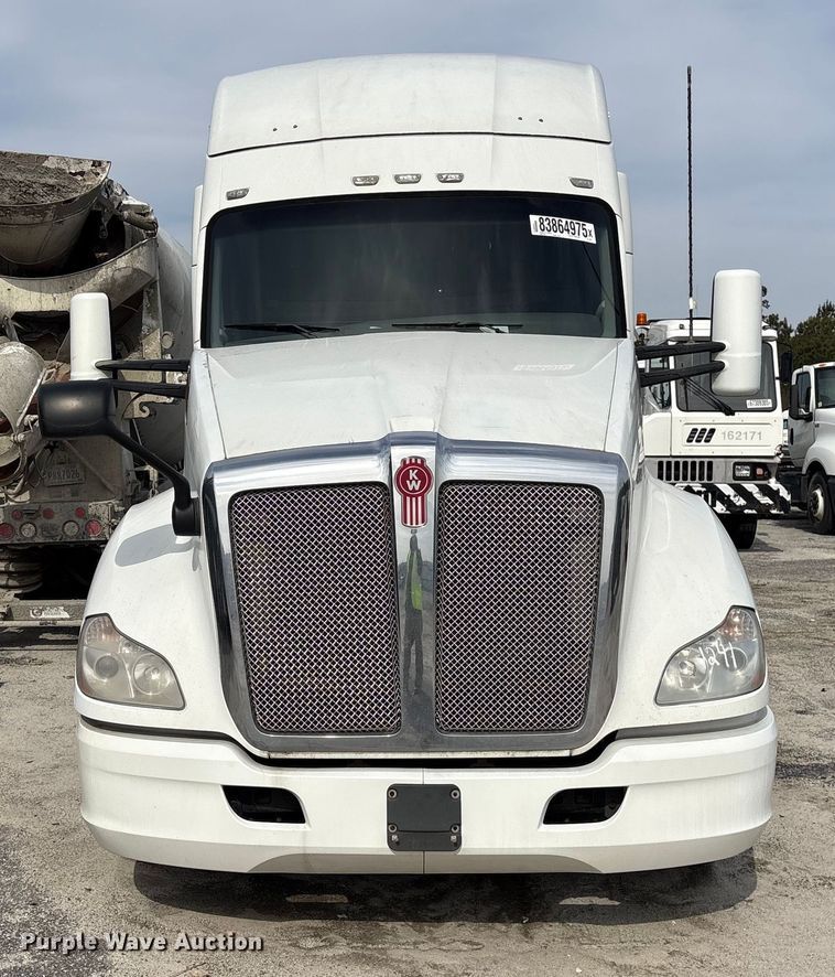 image for item YA1172 2018 Kenworth T680 semi truck