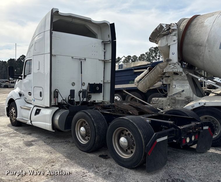 image for item YA1172 2018 Kenworth T680 semi truck