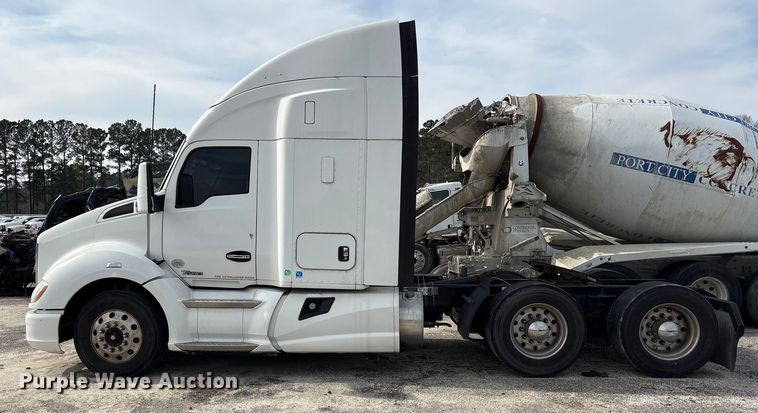 image for item YA1172 2018 Kenworth T680 semi truck