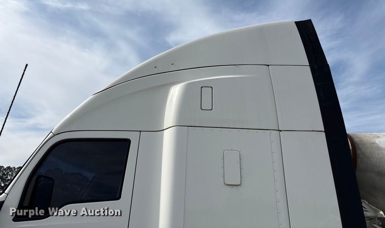 image for item YA1172 2018 Kenworth T680 semi truck