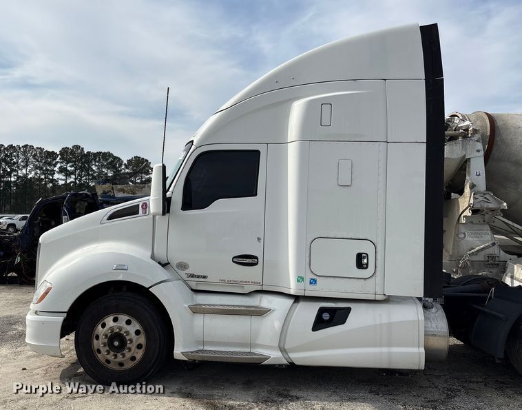 image for item YA1172 2018 Kenworth T680 semi truck