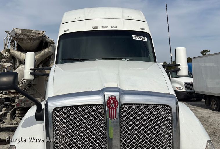 image for item YA1172 2018 Kenworth T680 semi truck