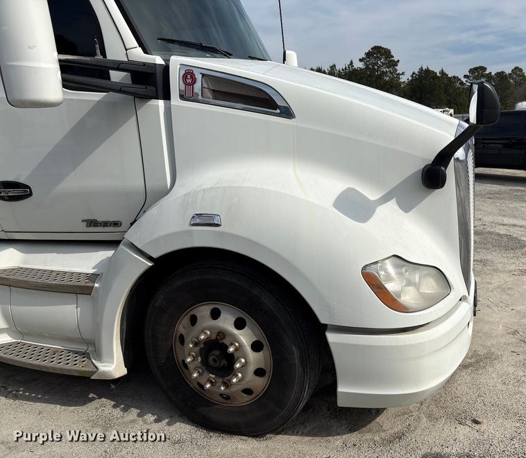 image for item YA1172 2018 Kenworth T680 semi truck