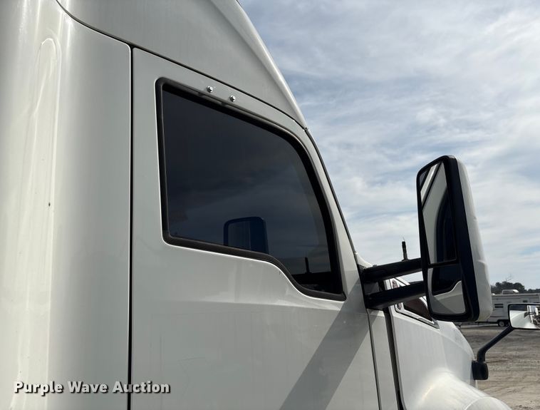 image for item YA1172 2018 Kenworth T680 semi truck