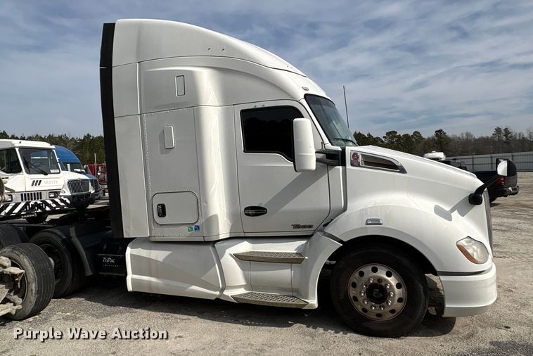 image for item YA1172 2018 Kenworth T680 semi truck