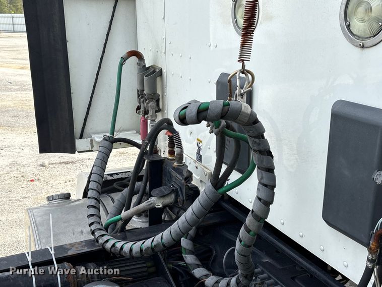 image for item YA1172 2018 Kenworth T680 semi truck