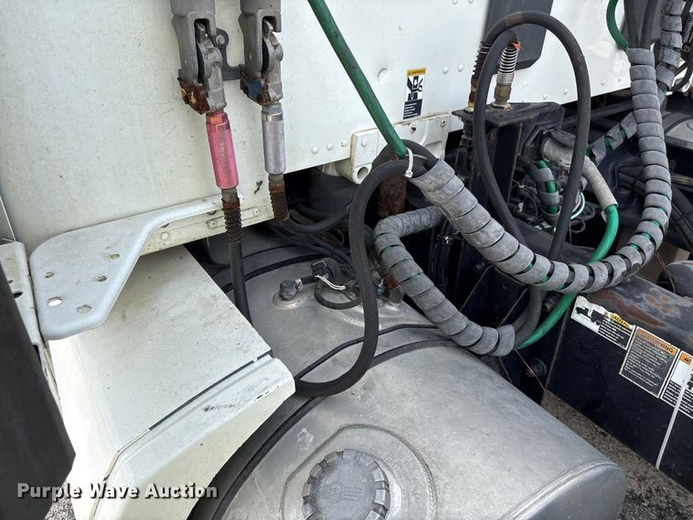 image for item YA1172 2018 Kenworth T680 semi truck