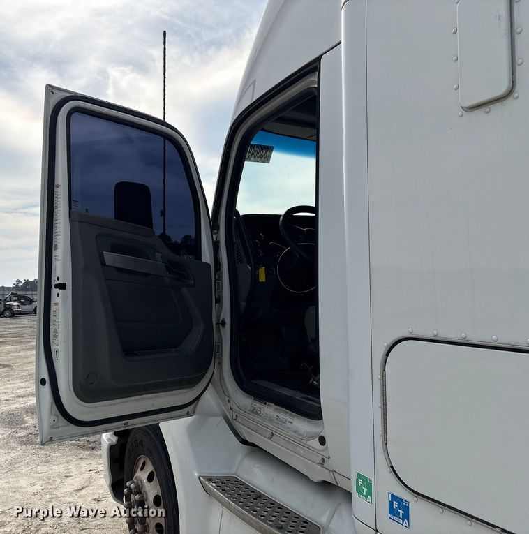 image for item YA1172 2018 Kenworth T680 semi truck