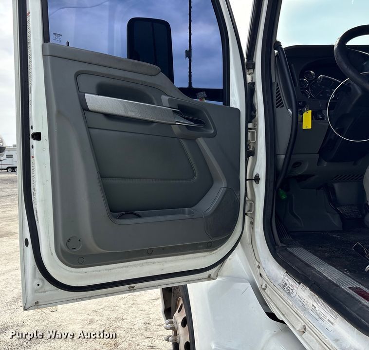 image for item YA1172 2018 Kenworth T680 semi truck