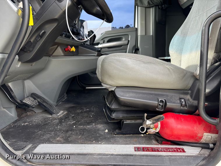 image for item YA1172 2018 Kenworth T680 semi truck