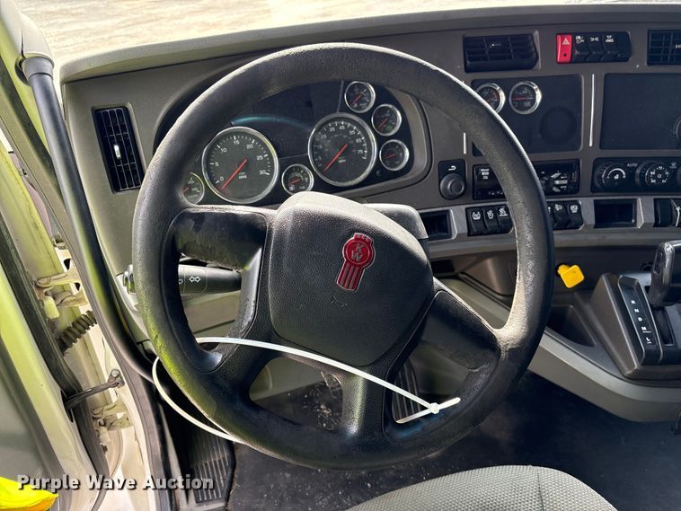 image for item YA1172 2018 Kenworth T680 semi truck