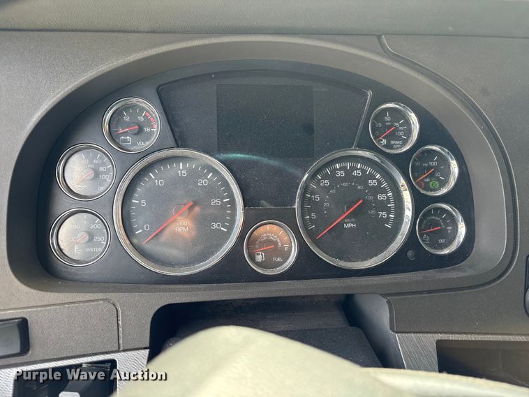 image for item YA1172 2018 Kenworth T680 semi truck