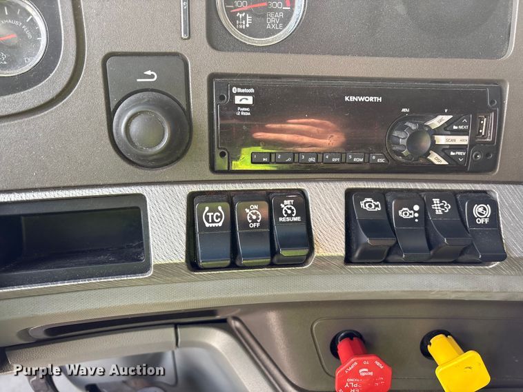 image for item YA1172 2018 Kenworth T680 semi truck