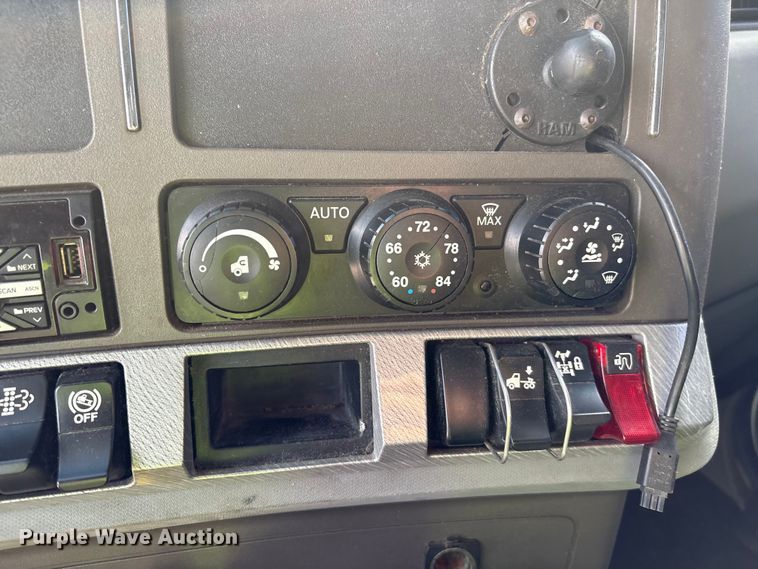 image for item YA1172 2018 Kenworth T680 semi truck