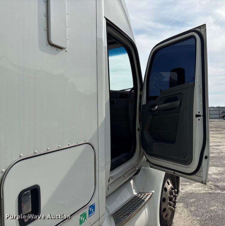 image for item YA1172 2018 Kenworth T680 semi truck