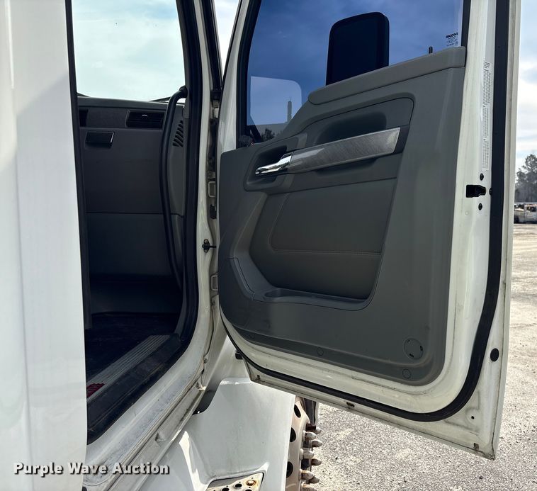 image for item YA1172 2018 Kenworth T680 semi truck