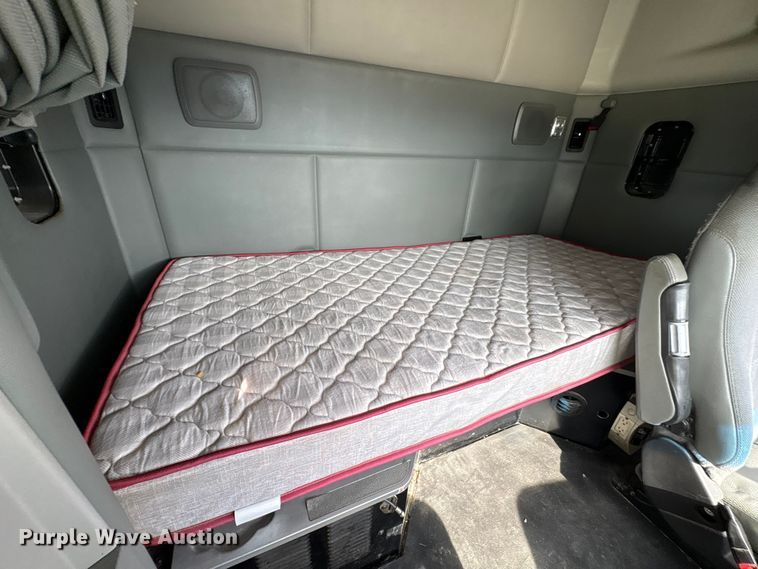 image for item YA1172 2018 Kenworth T680 semi truck