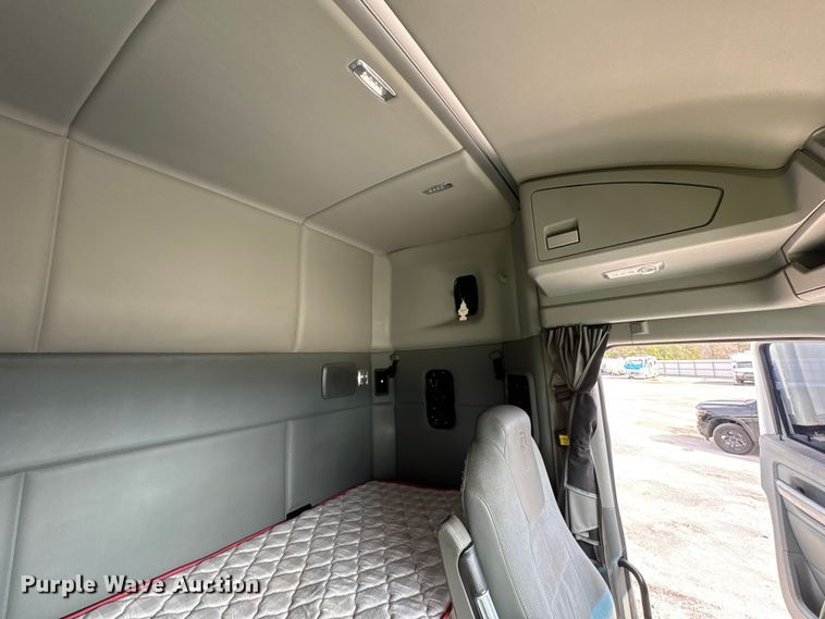 image for item YA1172 2018 Kenworth T680 semi truck