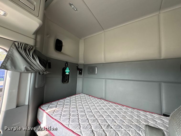 image for item YA1172 2018 Kenworth T680 semi truck