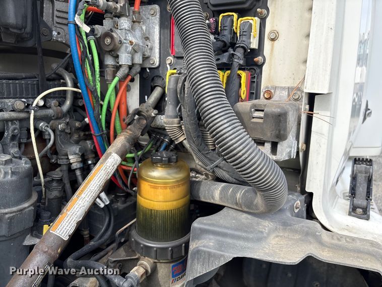 image for item YA1172 2018 Kenworth T680 semi truck