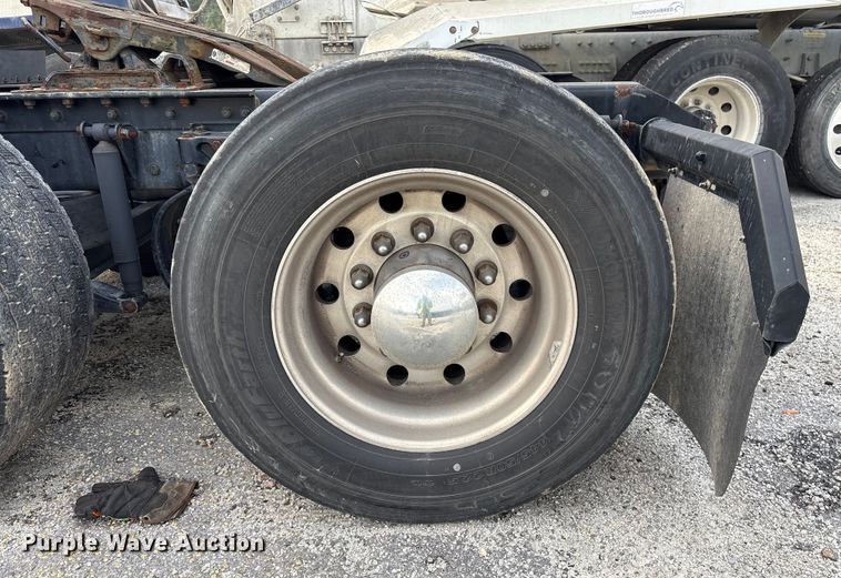 image for item YA1172 2018 Kenworth T680 semi truck