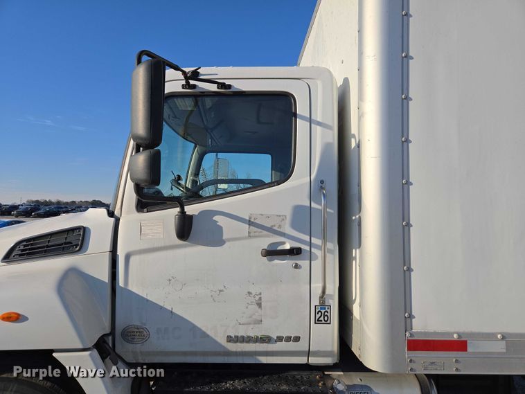 image for item YA1386 2020 Hino  box truck