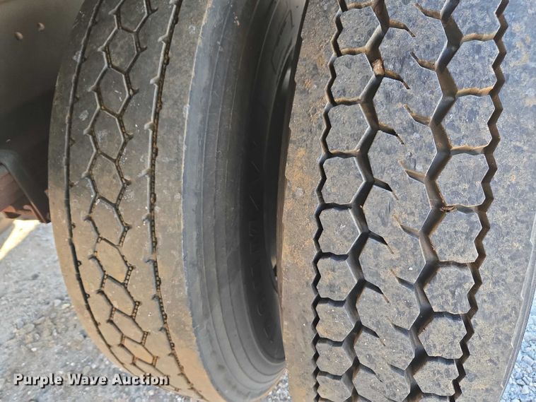 image for item YA1386 2020 Hino  box truck