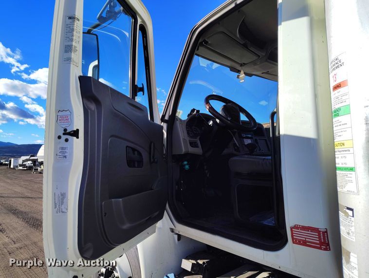 image for item YA1393 2015 International 4300  box truck