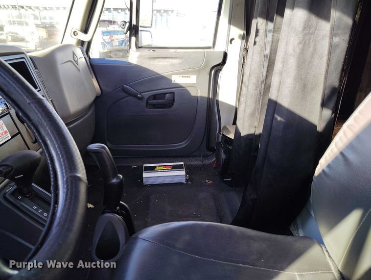 image for item YA1393 2015 International 4300  box truck