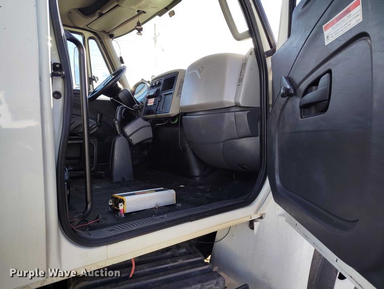 image for item YA1393 2015 International 4300  box truck