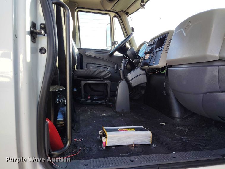 image for item YA1393 2015 International 4300  box truck