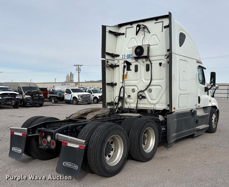 image for item YA1442 2017 Freightliner Cascadia semi truck