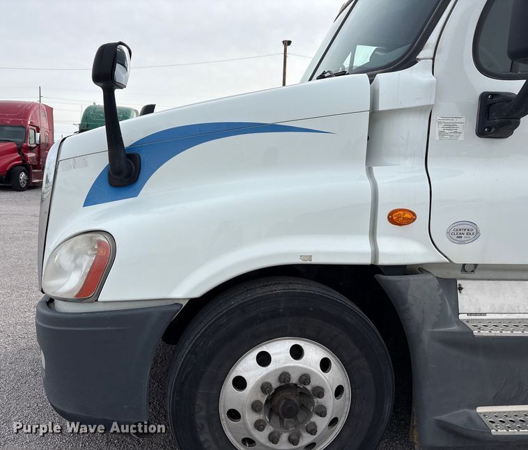 image for item YA1442 2017 Freightliner Cascadia semi truck