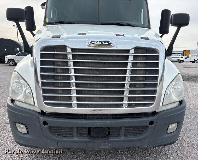 image for item YA1442 2017 Freightliner Cascadia semi truck