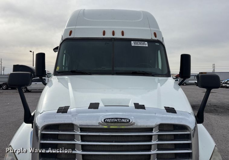 image for item YA1442 2017 Freightliner Cascadia semi truck