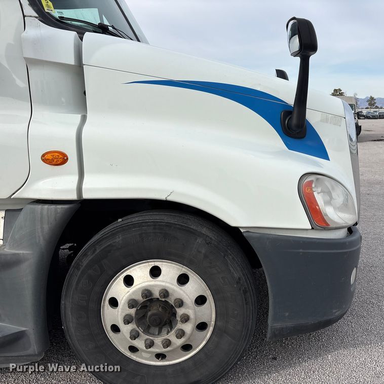 image for item YA1442 2017 Freightliner Cascadia semi truck