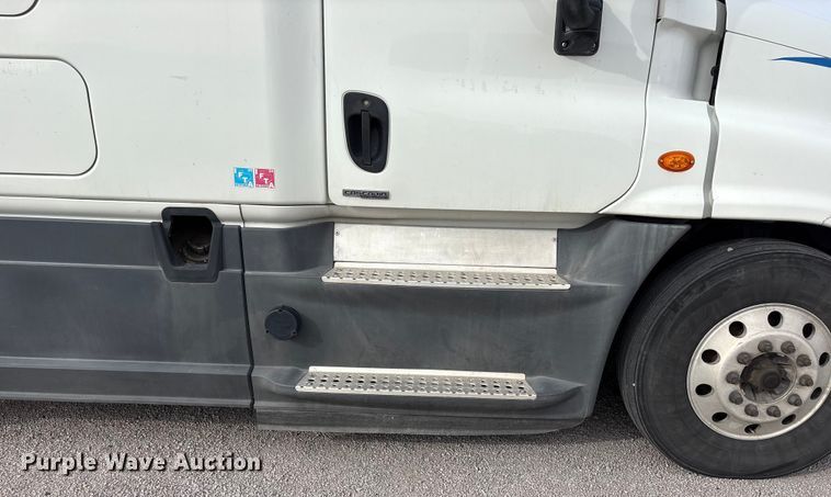 image for item YA1442 2017 Freightliner Cascadia semi truck