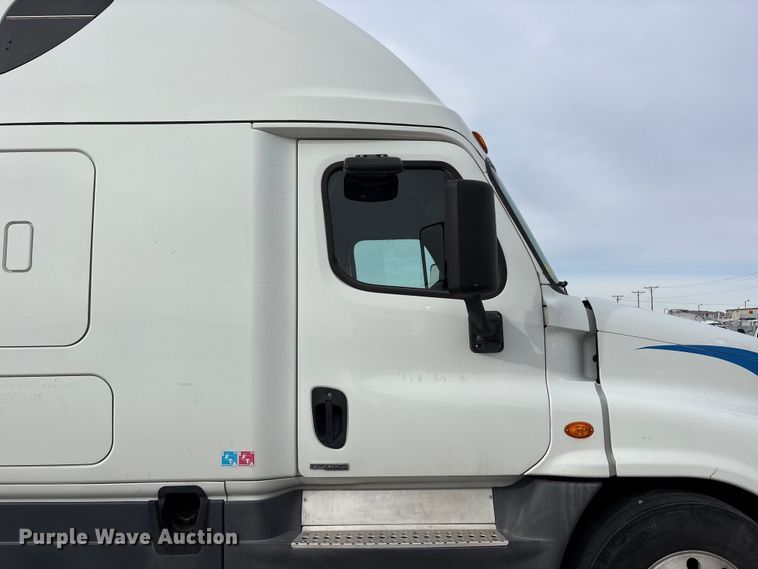 image for item YA1442 2017 Freightliner Cascadia semi truck