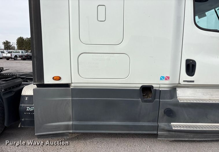 image for item YA1442 2017 Freightliner Cascadia semi truck