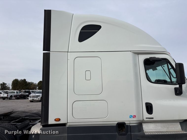 image for item YA1442 2017 Freightliner Cascadia semi truck