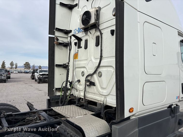 image for item YA1442 2017 Freightliner Cascadia semi truck