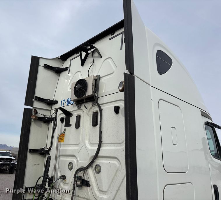 image for item YA1442 2017 Freightliner Cascadia semi truck