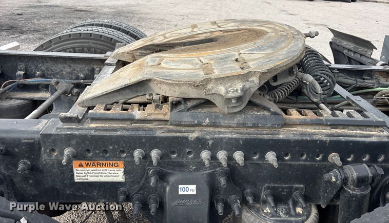 image for item YA1442 2017 Freightliner Cascadia semi truck