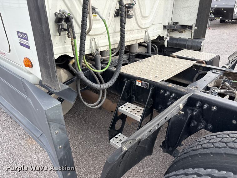 image for item YA1442 2017 Freightliner Cascadia semi truck