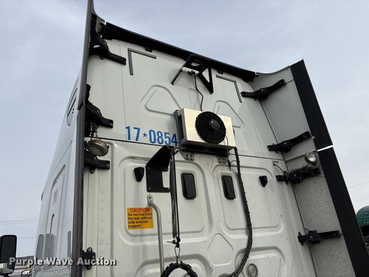 image for item YA1442 2017 Freightliner Cascadia semi truck