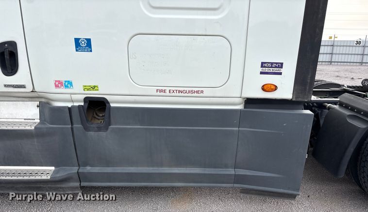 image for item YA1442 2017 Freightliner Cascadia semi truck