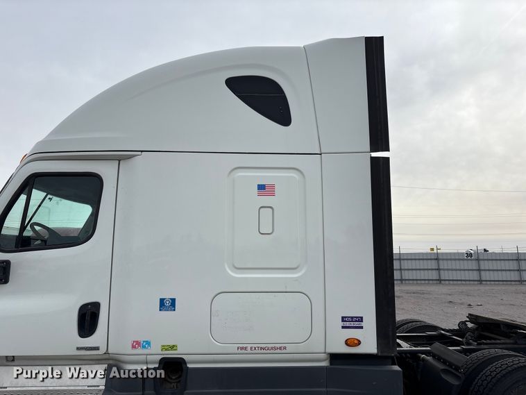 image for item YA1442 2017 Freightliner Cascadia semi truck